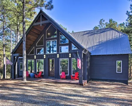 Stylish Broken Bow Cabin w/ Hot Tub + Fire Pit! فنادق في بروكن بو