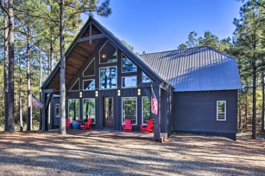 Stylish Broken Bow Cabin w/ Hot Tub + Fire Pit!