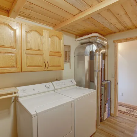 Roberts Home w/ Western Decor & Mountain Views!