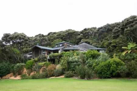 Kerikeri, Bay of Islands - Large Coastal Home in Private Bay with beach access Отели в г. Керикери