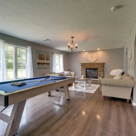 Pocono Home w/ Hot Tub & Fire Pits: 1 Mi to Lakes!
