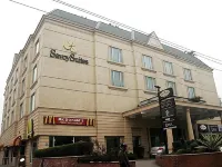Savoy Suites Noida Hotel a Noida