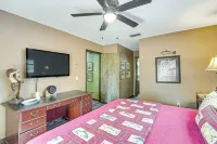 Lakefront Home: Deck, Grills & Fire Pit in Karnack - parking
