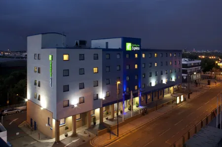 Holiday Inn Express London - Park Royal Отели рядом с достопримечательностью «Университет Западного Лондона»