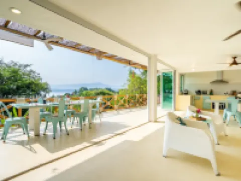Luxury House with Pool fire Pit & Lake view Hotels in Tequesquitengo