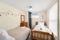 Back Cottage, Walk to Beach, AC & WiFi Hotels in Dennis Port