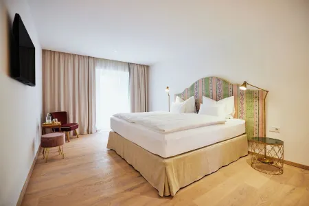 Boutiquehotel Zum Goldenen Hirschen Отели в г. Эбензе