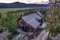 Moose Ridge Cabin 5卧室小木屋由RedAwning提供