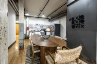 Stylish Getaway with Spacious Living Area - Cozy Urban Retreat