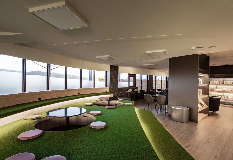 허브 호텔의 모던한 객실 내부