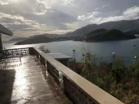 Amazing View, 3 Bed Renovated, AC, Generator