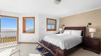 Seacliff Haven Waterfront Luxury, Stunning Views, Hot Tub & Game Room Các khách sạn gần Ebey's Landing