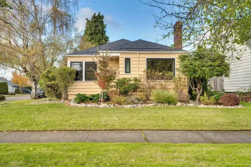 Charming Renovated Cottage - Walk to UPS & Proctor