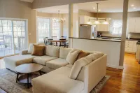 Spacious Group Stay-Pond Retreat, Fishing & Wineries Near Cville & SNP