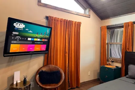 Cozy Cabin with King Suite, Hot Tub, Gas Fireplace, Fire Pit, Grill & Games