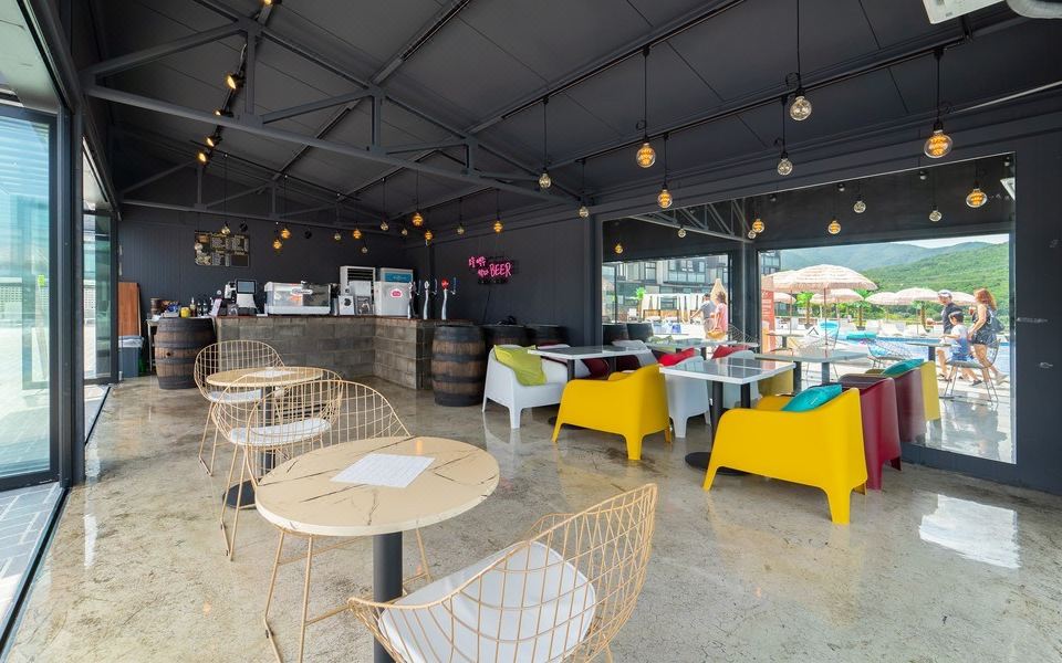 경주 오푸스11 풀빌라펜션의 침실과 발코니 뷰