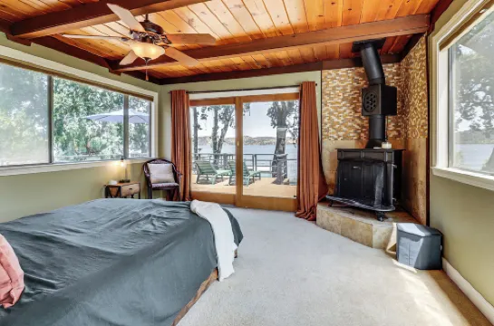 碼頭、船位及發射台：清澈湖畔的濱水之家