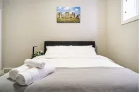 The Premier Suite | 321Mbps WiFi | Perfect Stays Hotels near Fitzsimmons Brewing Company