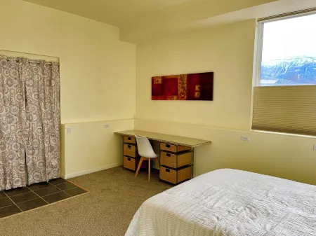 Spacious duplex unit with a stunning mountain view in Joseph ~~SAUNA~~