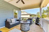 Waterfront Lake Hickory Retreat w/ Private Dock! - Homestays