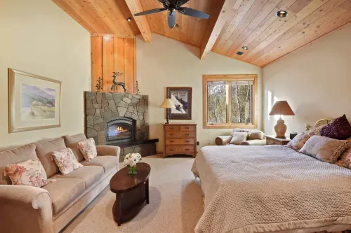 Wulf's Lodge at Olympic Valley Unwind in Hot Tub!