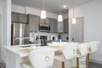 Spacious Patio and Fast Wifi - Serene Business Retreat