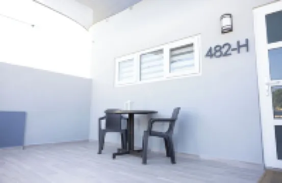 Cozy 1-bedroom apartment in great Palm Beach with AC, WiFi and private pool.