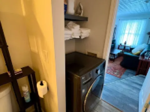 Cozy loft apartment in Stockade district walk to restaurants & bars AC & WiFi キングストンのホテル