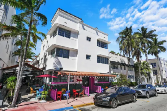 Whitelaw Hotel Отели рядом с достопримечательностью «Art Center - Richard Shack Gallery»