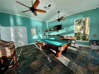 Large 1 Bedroom w/ Large Patio, Kayaks, Pickleball Courts, and on the Bay