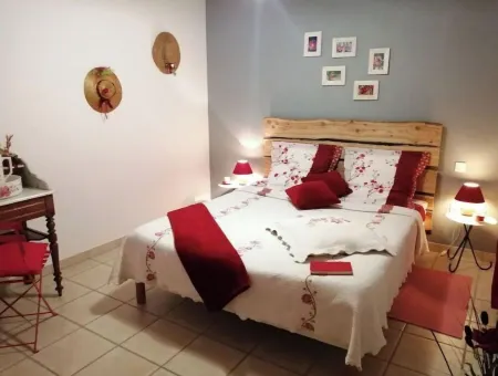 House with Swimming Pool, Terrace, Garden and Garage. Nature, Calm, Freshness Отели в г. Ле Деволюи