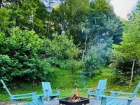 Charming 1940s Cottage Updated-Creek Front-Fire Pit Hotels in Mitchell County
