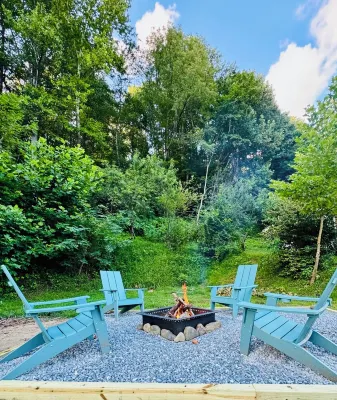 Charming 1940s Cottage Updated-Creek Front-Fire Pit - Wifi
