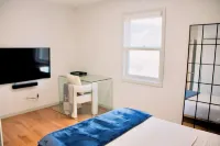 Rustic Charm Meets Modern Comfort 3-Bedroom Raised-Ranch Cottage in Wooded Area Hotels in Waterbury