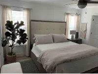 Location & luxury!  3Bed/3Ba - steps from town and beach. Lighthouse Inlet Heritage Preserve附近的飯店