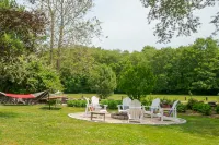 Historic Decor and Scenic Delights - Charming Nautical Retreat Hotel di Ledyard Center