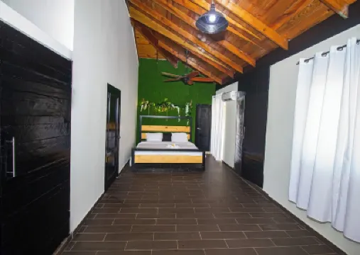 Modern peaceful 4 bedroom villa with private pool فنادق في 