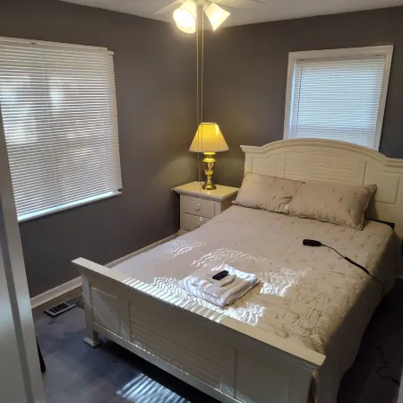 Cozy 5-bdrm hm, Loaded Kitchen, w/ Patio Deck & Grill, WiFi in pleasant Norfolk