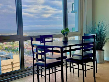 Bright 1 Bedroom with Sweeping Ocean Views Отели рядом с достопримечательностью «Fisherman's Village»