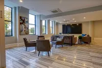 Rooftop Pool, Gym and Concierge Service - Elegant Oasis