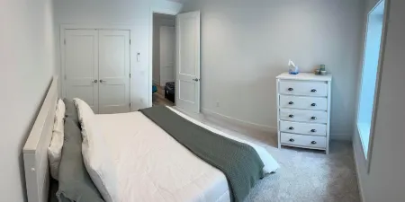 New 2 bed/2 bath 1,900sqft  condo,  1 block from channel, 3 blocks to dtown.