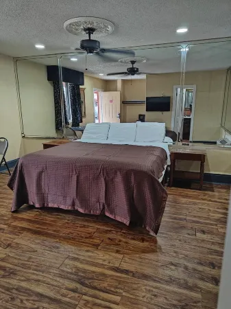 Deluxe Inn - Savannah