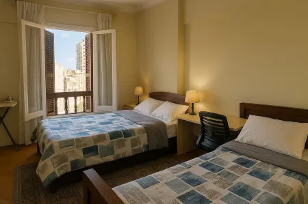 Downtown 2BR- Smart TV, Wi-Fi,Work Desks & Balcony Отели рядом с достопримечательностью «Катакомбы Ком-эш-Шукафа»