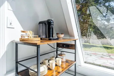 Spacious 6 Bedroom Coastal Getaway – 4 Mins to Ocean!