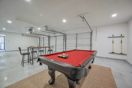 Whitewood Oasis-Your Poolside Retreat with  Heated  Pool in Spring, TX