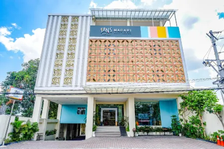 Sans Hotel Nagari Malioboro Отели в г. Ngampilan