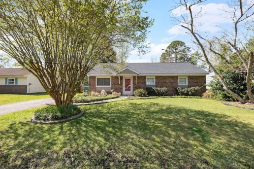 Cozy Mid Century Home 15 min from the beach