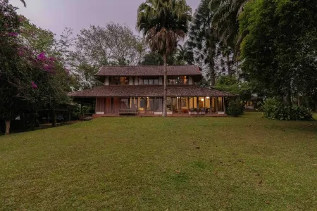 Peaceful Organic Farmhouse Retreat with Stunning Views Отели рядом с достопримечательностью «Бали»