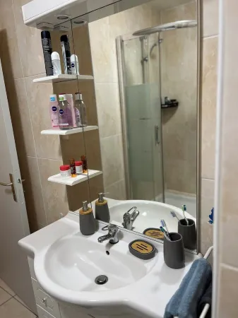 Cosy, modern studio 5 minutes from the beach and all amenities