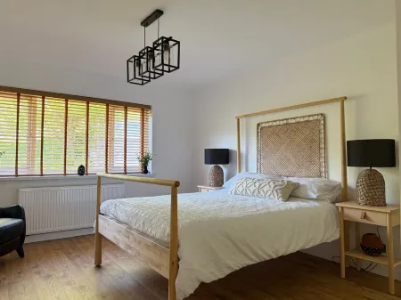 Pembury – Spacious and Contemporary 4 Bedroom Holiday Retreat